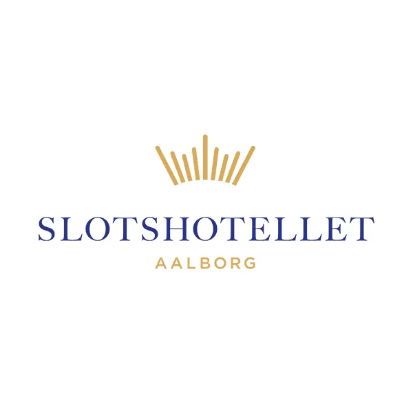 Logo-ul Slotshotellet pe fundal deschis